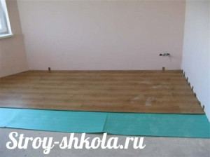 Процесс укладки ламината на подложку из вспененого полиэтилена